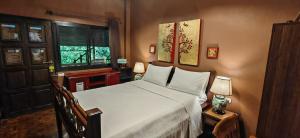 清迈禾住宿加早餐旅馆的卧室设有一张白色大床和一扇窗户。
