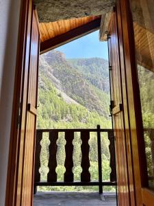 沙穆瓦Cozy Chalet With Mountain Views in Ussin, Valtourneche, Parking的通往山景阳台的开放式门