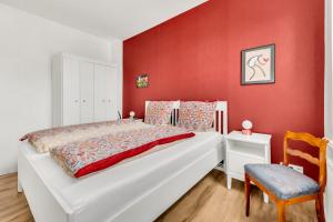 戈斯拉尔Altstadt-Refugium Goslar的卧室配有白色的床和红色的墙壁