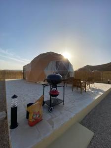 Al Fawwāzمنتجع جلامبنغ - Glamping Resort的一个带烧烤架和帐篷的庭院