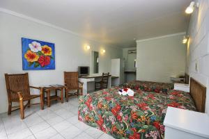 叶盘科斯雷鹦鹉螺度假酒店的配有床和桌子的房间以及厨房