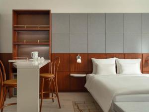 上海上海虹桥会展诺富特酒店的酒店客房带床和酒吧