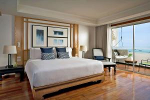 芭堤雅市中心芭提雅安凡尼度假酒店的一间带大床的卧室和一个阳台