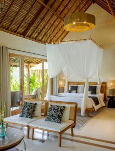 乌鲁瓦图Gypsea Bali的一间卧室配有一张床和两张沙发