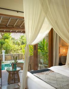 乌鲁瓦图Gypsea Bali的一间卧室配有一张床,庭院配有桌子