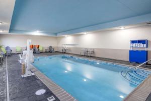 列克星敦Home2 Suites Lexington Keeneland Airport, Ky的医院里的一个大型游泳池