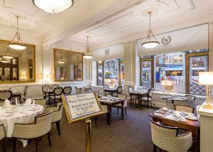 都柏林永利酒店的用餐室设有桌椅和窗户。