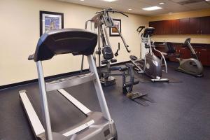 Days Inn & Suites by Wyndham Sam Houston Tollway的健身中心和/或健身设施