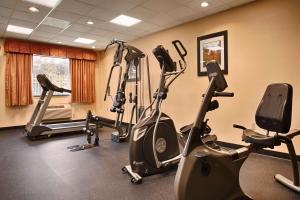 休斯顿Days Inn & Suites by Wyndham Sam Houston Tollway的健身房,室内配有几辆健身自行车