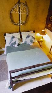 乌巴图巴Casa da Floresta entre Paraty e Ubatuba的一间卧室配有一张带白色床单的大床
