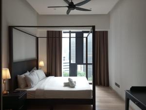 吉隆坡KLCC Beyond Hospitality Suites STAR的一间卧室配有一张床和吊扇