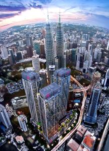吉隆坡KLCC Beyond Hospitality Suites STAR的享有大城市的空中景色,拥有高大的建筑