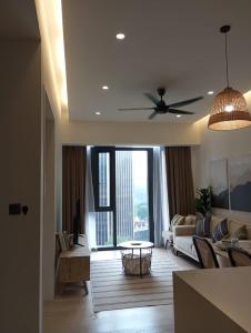 吉隆坡KLCC Beyond Hospitality Suites STAR的带沙发和吊扇的客厅
