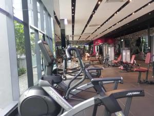 吉隆坡KLCC Beyond Hospitality Suites STAR的大楼内带有一排心肺功能的健身房