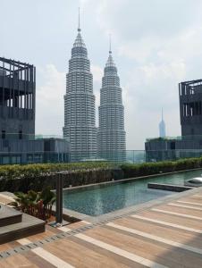 吉隆坡KLCC Beyond Hospitality Suites STAR的从大楼的屋顶上可以欣赏到双塔的景色