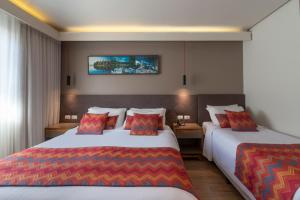 格拉玛多拉海图斯蒂洛中心酒店的一间酒店客房,房间内设有两张床