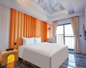 高雄星澄風旅 Zela Design Hotel的卧室设有白色的床和大窗户