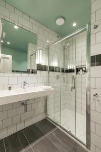 都柏林永利酒店的带淋浴和盥洗盆的浴室