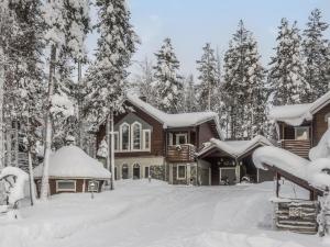 锡尔卡Holiday Home Levin taiga 18 a by Interhome的树林里积雪覆盖的房子