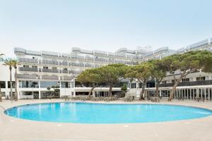 萨洛萨鲁卡普最佳酒店的一座大建筑前的游泳池
