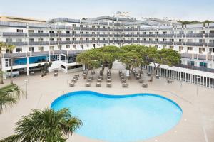 萨洛萨鲁卡普最佳酒店的享有酒店高处的景致,设有大型游泳池
