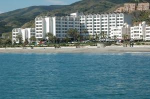 莫哈卡尔最佳英达罗酒店的海滩旁的酒店
