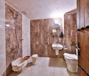 马尔丁加兹别墅精品酒店的一间带水槽、卫生间和淋浴的浴室