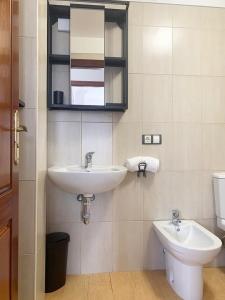 La Victoria de AcentejoMoon House的一间带水槽、卫生间和镜子的浴室