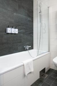 斯德哥尔摩比列雅居酒店的带浴缸和盥洗盆的浴室