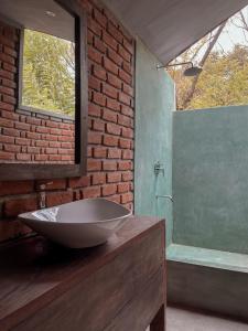 哈伯勒内Gabaa Resort & Spa - Habarana的一间带一个碗水槽和淋浴的浴室