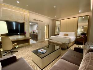 拉斯维加斯SAHARA Las Vegas的大型酒店客房,配有一张床和一张书桌