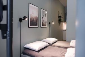 奥斯陆Anker Apartment – Grünerløkka的客房设有三张床,配有白色枕头。