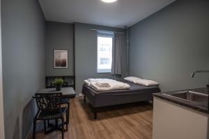奥斯陆Anker Apartment – Grünerløkka的小房间设有床和水槽