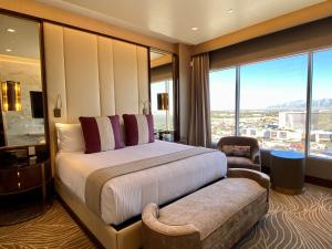 拉斯维加斯SAHARA Las Vegas的酒店客房设有一张床和一个大窗户
