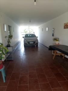 拉班达CASA RUBIA MORENO的停泊在车库的停车位