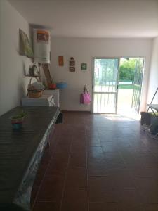 拉班达CASA RUBIA MORENO的厨房铺有瓷砖地板,设有通往庭院的门。