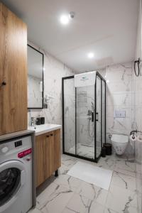 安塔利亚Verde Mare Hotels的一间带洗衣机和淋浴的浴室