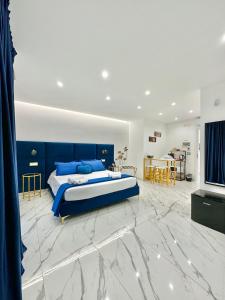 巴里Oltremare的一间带蓝色床的卧室和一间客厅