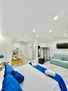 巴里Oltremare的客厅配有一张带蓝色枕头的大床