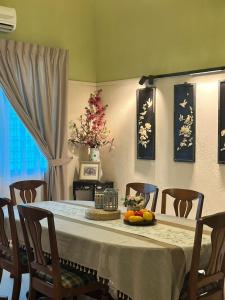 怡保Lasam Heritage Villa + Glamping in the House 24pax with Karaoke & Snooker的用餐室配有桌椅和桌子