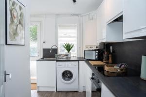 Montpellier Villa的白色的厨房配有洗衣机