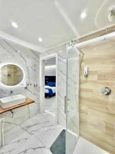 巴里Oltremare的带淋浴和盥洗盆的浴室