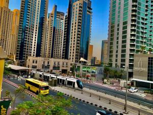 迪拜Marina Homes的大街上有火车的城市,有高楼