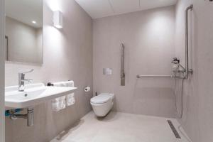 马德里Uma Suites O'Donnell的浴室配有卫生间、盥洗盆和淋浴。