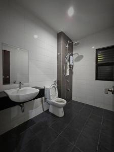 巴生H+M Residence II [3km] to Setia City Convention的一间带卫生间和水槽的浴室