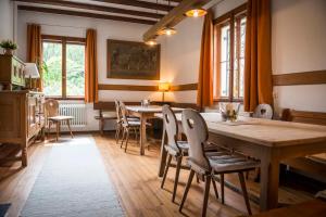 维尔茨堡Exklusives Ferienhaus in Top Lage: Der Johannishof的一间带木桌和椅子的用餐室
