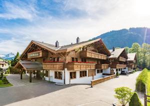 格施塔德Ultima Gstaad Residences的山中房屋的形象