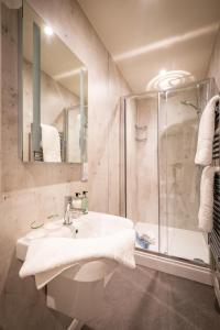 安布尔塞德Ambleside Fell Rooms的一间带水槽和淋浴的浴室