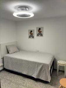 阿列塔CASA FABi GOLONDRINA HOUSE的一间卧室配有床和灯具