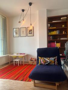 维罗纳la casa della luce的客厅配有椅子和桌子